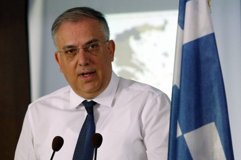 Θεοδωρικάκος: Μπαίνει πλαφόν 30-50% στους τόκους των καταναλωτικών δανείων