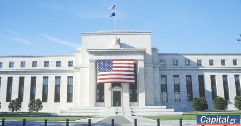 Αμετάβλητα στο εύρος 3,50-3,75% διατήρησε η Fed τα επιτόκιά της – O μεγαλύτερος διχασμός στην απόφασή της από το 1992