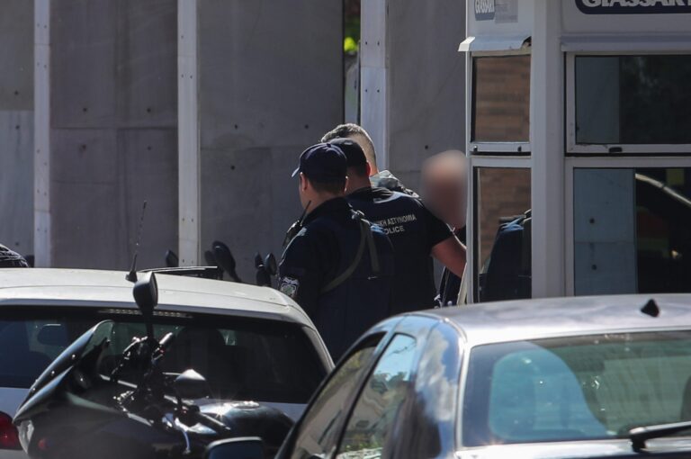 Νομική ανάλυση: Μπορεί να πάει στη φυλακή ο 89χρονος που άνοιξε πυρ σε ΕΦΚΑ και Πρωτοδικείο; Η δικονομική μεταχείριση υπερήλικων κατηγορούμενων